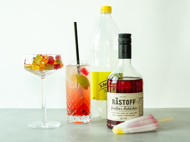 Sommerdrinken 2019. Astronaut drink med Råstoff Jordbær-Rabarber.