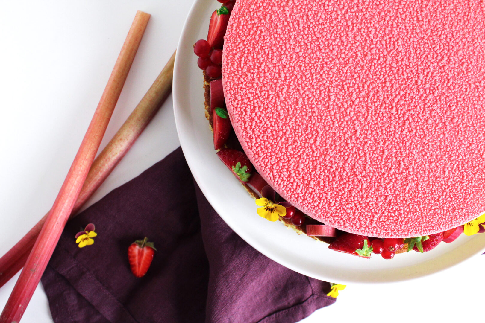 Hjemmelavet jordbær-rabarber kage med Råstoff Strawberry-Rhubarb